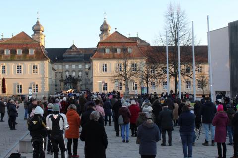 Friedensgebet, im Hintergrund: Schloss Werneck